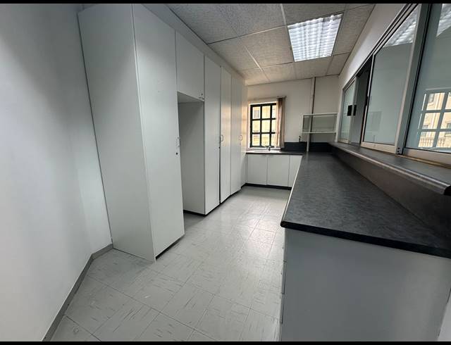 1,910M² OFFICE TO LET IN SUNNINGHILL